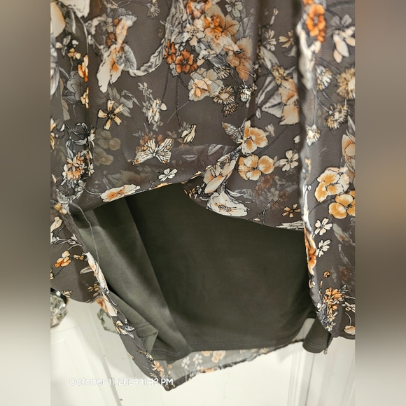 Papermoon Jonis Split Neck Blouse Greenish Taupe, Sheer Arms Size 2X - Picture 5 of 7